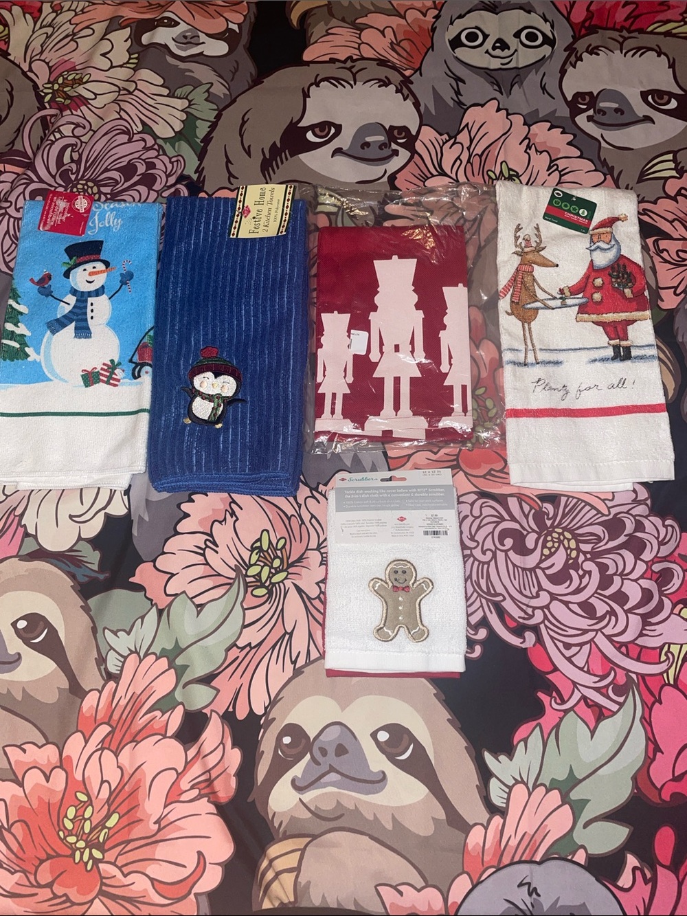 Small bundle of Christmas linens with bonus items (9)(new)